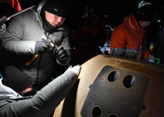 12月17日，工作人員在嫦娥五號(hào)返回器著陸現(xiàn)場(chǎng)作業(yè)。1