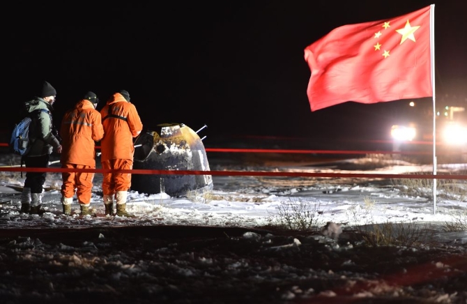 12月17日凌晨，嫦娥五號(hào)返回器攜帶月球樣品，采用半彈道跳躍方式再入返回，在內(nèi)蒙古四子王旗預(yù)定區(qū)域安全著陸。11