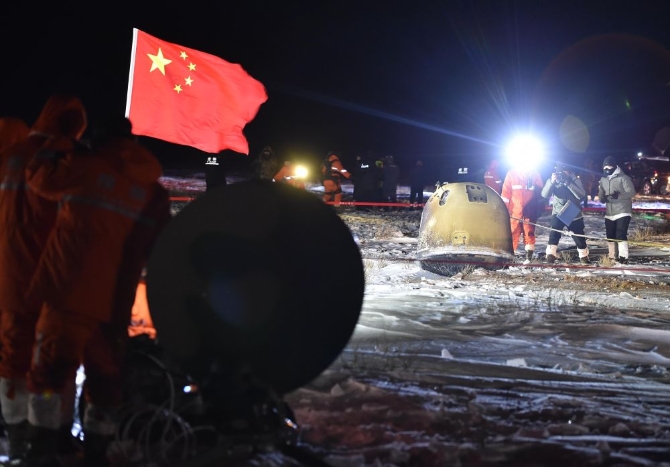 12月17日凌晨，嫦娥五號(hào)返回器攜帶月球樣品，采用半彈道跳躍方式再入返回，在內(nèi)蒙古四子王旗預(yù)定區(qū)域安全著陸。13