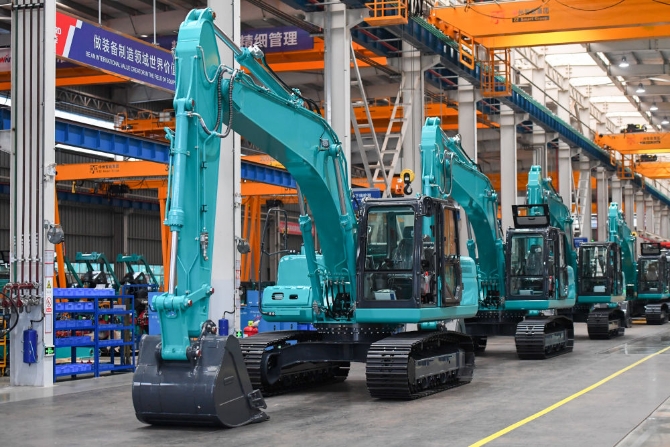 圖為位于湖南省長(zhǎng)沙經(jīng)開區(qū)的山河智能裝備股份有限公司中型挖機(jī)裝配車間。新華社.jpg