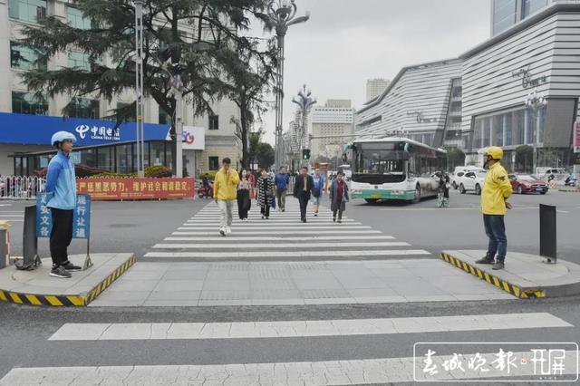 斑馬線前“車讓行 人快走” 不禮讓斑馬線可手機(jī)舉報！