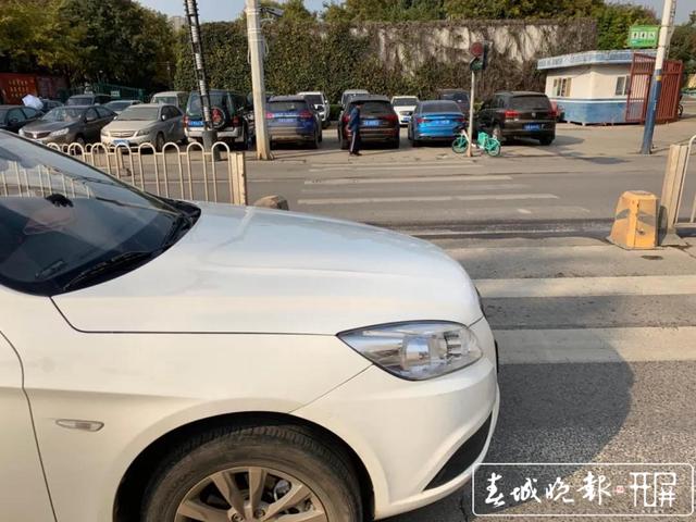 斑馬線前“車讓行 人快走” 不禮讓斑馬線可手機(jī)舉報！
