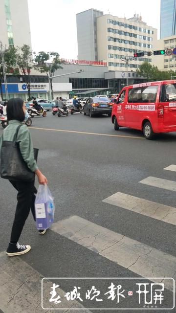 斑馬線前“車讓行 人快走” 不禮讓斑馬線可手機(jī)舉報！