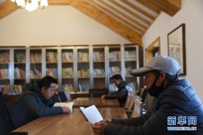 村民在甘肅省張掖市甘州區(qū)甘浚鎮(zhèn)速展村的農(nóng)家書屋閱讀（11月16日 攝）。新華社記者 崔翰超 攝