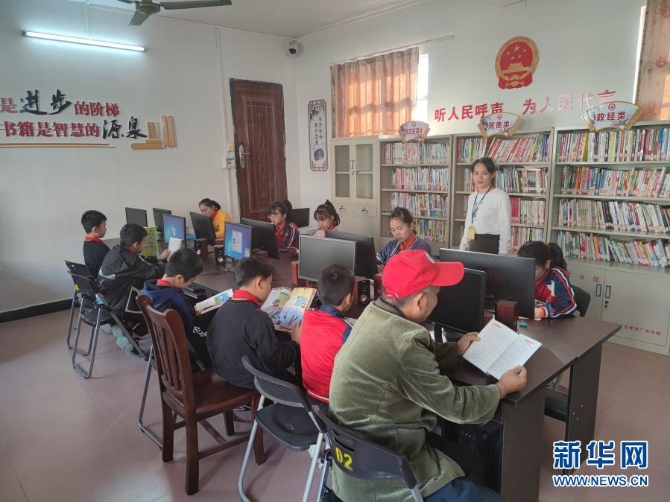 學生放學后在廣西壯族自治區(qū)欽州市靈山縣石塘鎮(zhèn)俄境村農(nóng)家書屋閱讀（11月11日攝）。新華社記者 鄒學冕 攝