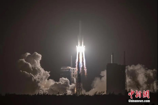 11月24日4時(shí)30分，中國(guó)在文昌航天發(fā)射場(chǎng)，用長(zhǎng)征五號(hào)遙五運(yùn)載火箭成功發(fā)射探月工程嫦娥五號(hào)探測(cè)器，火箭飛行約2200秒后，順利將探測(cè)器送入預(yù)定軌道，開(kāi)啟中國(guó)首次地外天體采樣返回之旅。<a target='_blank' href='http://www.chinanews.com/'>中新社</a>記者 駱云飛 攝