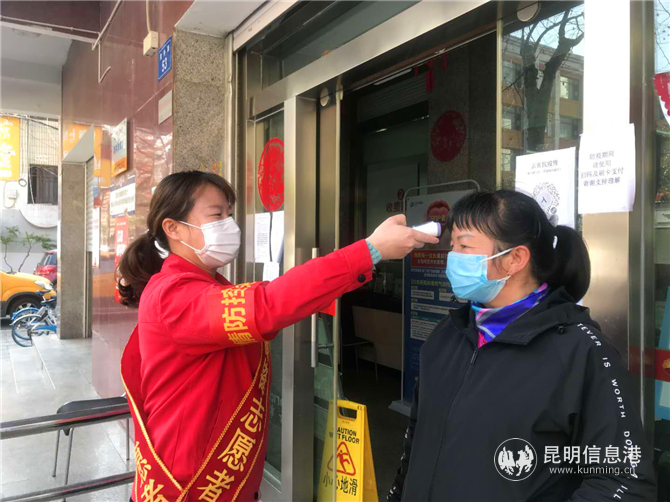 疫情防控工作中，云南昆侖燃?xì)饫ッ髦鞒菂^(qū)14個(gè)營(yíng)業(yè)廳持續(xù)營(yíng)業(yè)，保障城市生活不停擺。