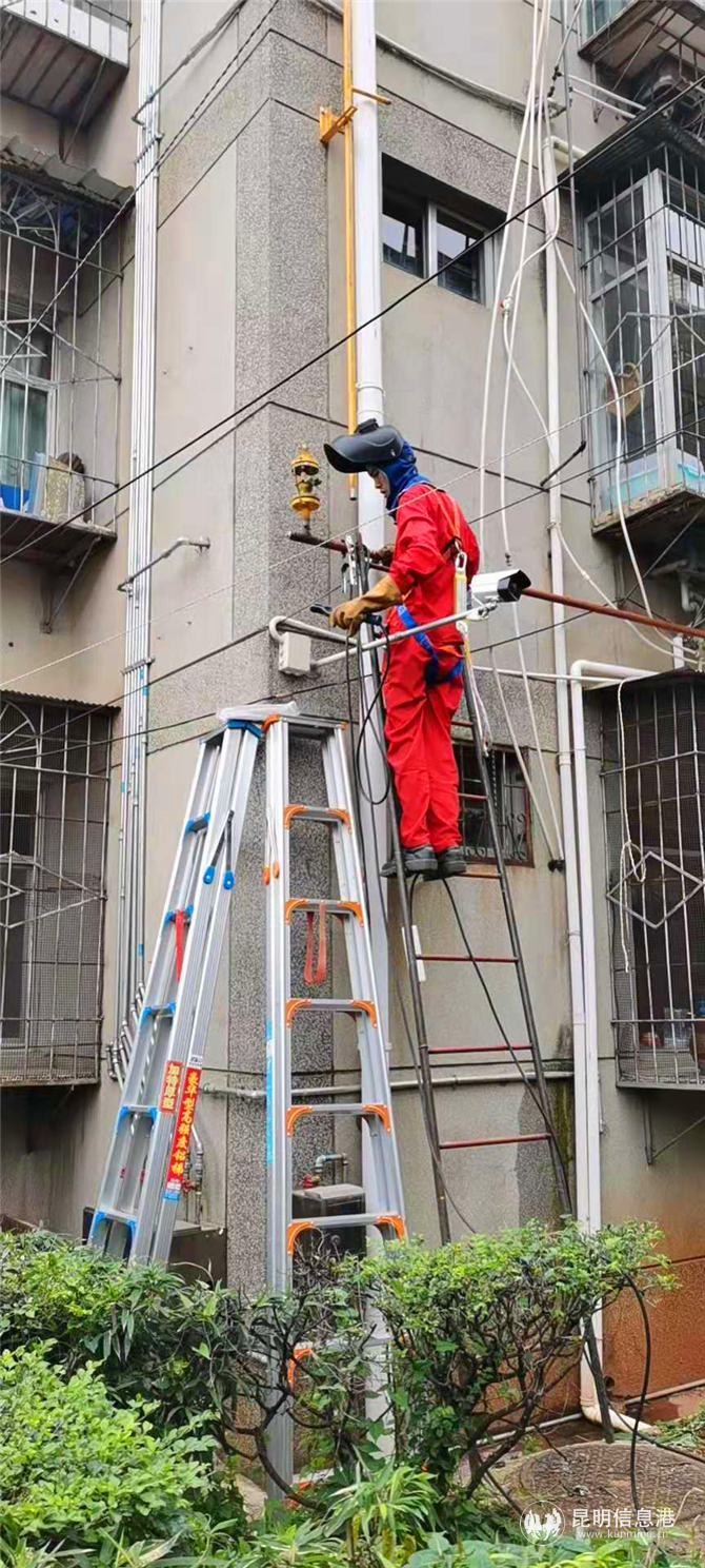 老舊小區(qū)燃?xì)飧脑烀媾R諸多具體困難，但云南昆侖燃?xì)馊硕加y而上，積極克服。