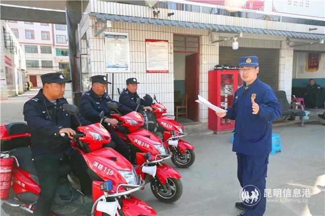 參謀現(xiàn)場(chǎng)指導(dǎo)防火巡查工作