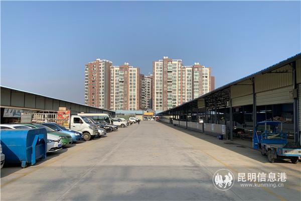 商貿(mào)城邊上都已蓋起高樓，因為惡勢力團(tuán)伙長達(dá)數(shù)年的把持，這里錯過了最佳發(fā)現(xiàn)時機。記者合宇聰攝