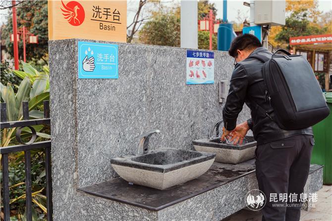 市民正在使用洗手臺(tái) 市民正在使用洗手臺(tái)