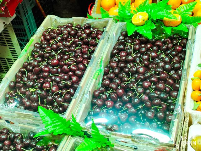 進口水果上市，消費者價高也嘗鮮，本土水果靠低價走量（春城晚報-開屏新聞 記者 孫江葒 攝影報道）