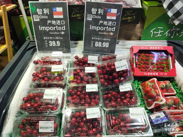 進口水果上市，消費者價高也嘗鮮，本土水果靠低價走量（春城晚報-開屏新聞 記者 孫江葒 攝影報道）