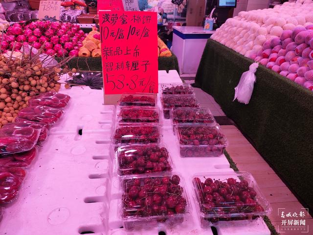 進口水果上市，消費者價高也嘗鮮，本土水果靠低價走量（春城晚報-開屏新聞 記者 孫江葒 攝影報道）