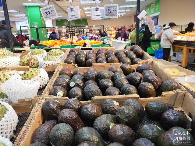 進口水果上市，消費者價高也嘗鮮，本土水果靠低價走量（春城晚報-開屏新聞 記者 孫江葒 攝影報道）