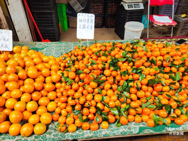 進口水果上市，消費者價高也嘗鮮，本土水果靠低價走量（春城晚報-開屏新聞 記者 孫江葒 攝影報道）