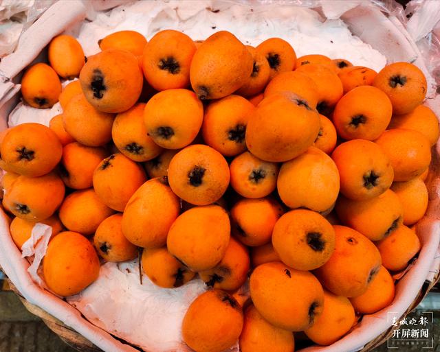 進口水果上市，消費者價高也嘗鮮，本土水果靠低價走量（春城晚報-開屏新聞 記者 孫江葒 攝影報道）