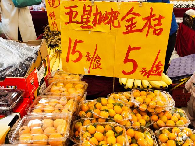 進口水果上市，消費者價高也嘗鮮，本土水果靠低價走量（春城晚報-開屏新聞 記者 孫江葒 攝影報道）