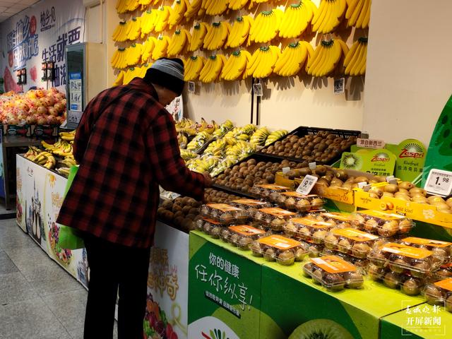 進口水果上市，消費者價高也嘗鮮，本土水果靠低價走量（春城晚報-開屏新聞 記者 孫江葒 攝影報道）