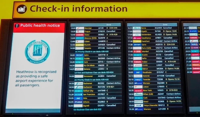 ▲當地時間12月21日，英國希思羅機場顯示多國航班已被取消。.webp