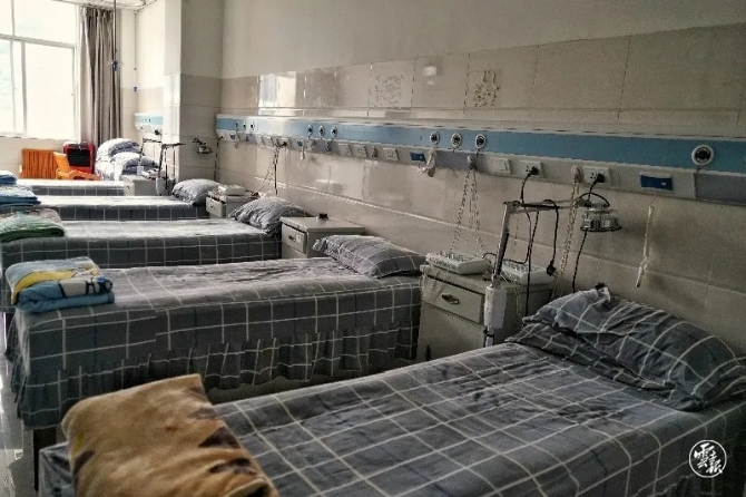 資料圖 西疇縣中醫(yī)院設(shè)施完善的病房.webp