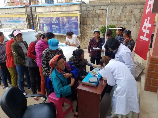 會(huì)澤縣板坡村開(kāi)展健康扶貧義診活動(dòng) 張廷智 攝.webp