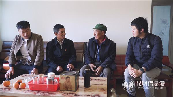 張選開（左二）下村看望群眾 記者袁鴻凱攝