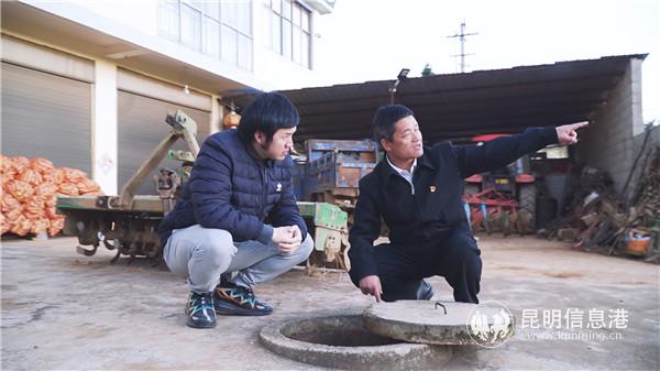 張選開經(jīng)常下村詢問村民用水情況。記者袁鴻凱攝