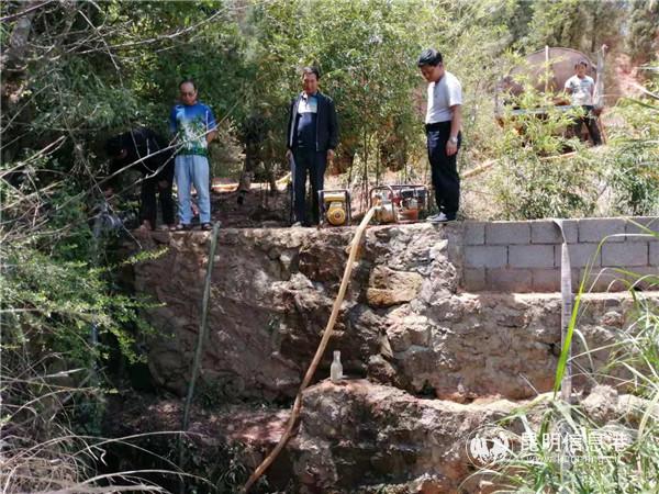 干旱時期張選開（前排右一）帶領村民從龍?zhí)冻樯a(chǎn)生活用水。 供圖