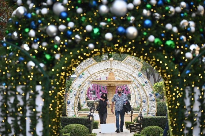 2020年11月23日，人們從美國洛杉磯貝弗利山的圣誕新年裝飾前走過。（新華社法新）