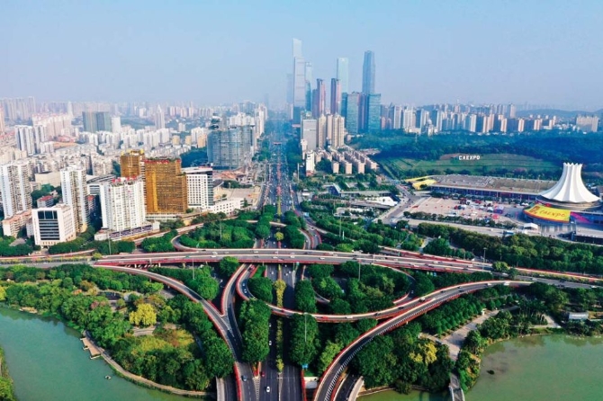 第 17 屆中國—東盟博覽會、中國—東盟商務與投資峰會于 11 月 27 日至 30 日在廣西南寧市舉行。圖為南寧國際會展中心及周邊建筑