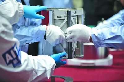 我們自立自強(qiáng)，向科學(xué)技術(shù)深度和廣度進(jìn)軍