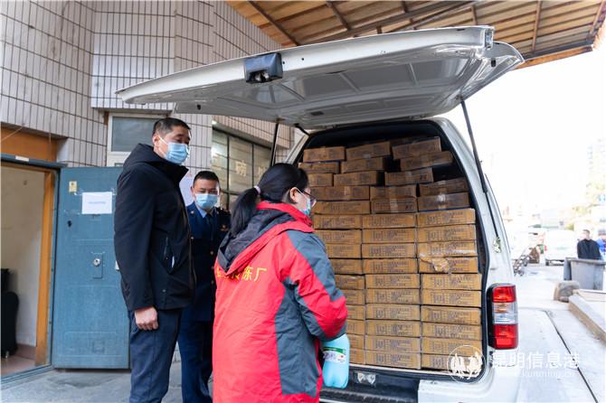 工作人員正在給貨物消毒