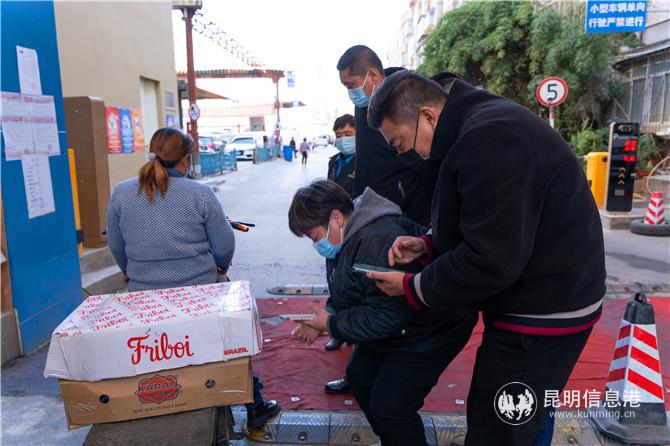 工作人員正在檢查進(jìn)入市場(chǎng)貨物