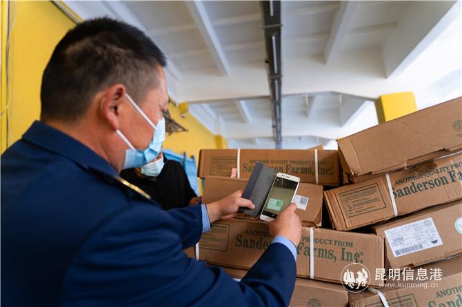 工作人員正在檢查“云智溯”二維碼