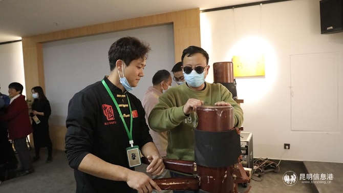 盲友觸摸木人樁 盲友觸摸木人樁