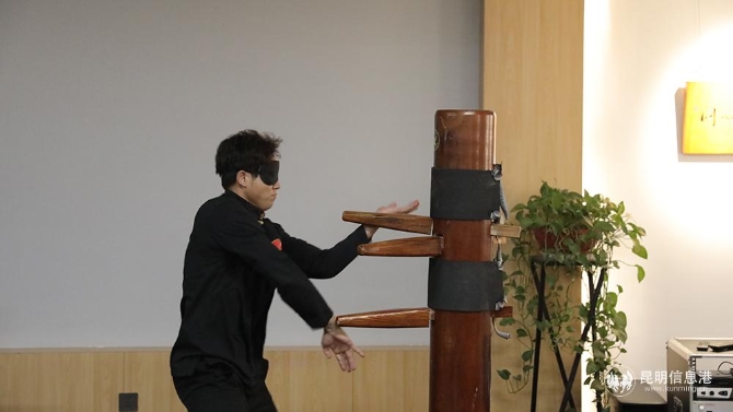 王名楊現(xiàn)場演練蒙眼打木人樁 王名楊現(xiàn)場演練蒙眼打木人樁