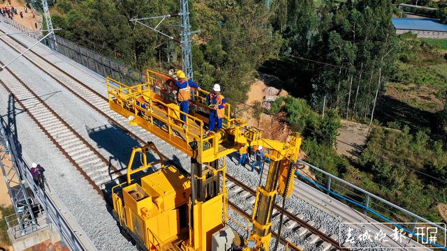 云南鐵路（春城晚報(bào)-開屏新聞?dòng)浾?孫江葒 通訊員 唐曉燕 向五一 李永彬 攝影報(bào)道）