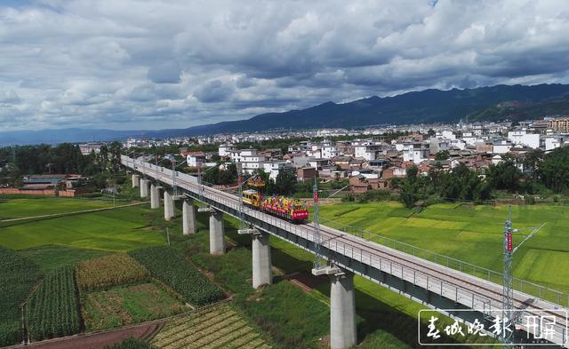 云南鐵路（春城晚報-開屏新聞記者 孫江葒 通訊員 唐曉燕 向五一 李永彬 攝影報道）