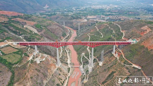 云南鐵路（春城晚報-開屏新聞記者 孫江葒 通訊員 唐曉燕 向五一 李永彬 攝影報道）