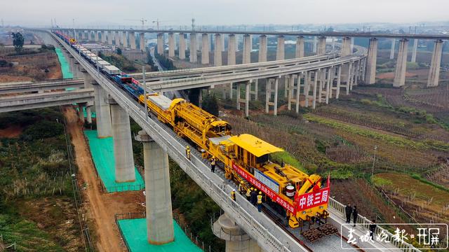 彌（勒）蒙（自）高鐵鋪軌工程全面展開(kāi) 記者 孫江葒 通訊員 韓利民 陳暢 攝影報(bào)道