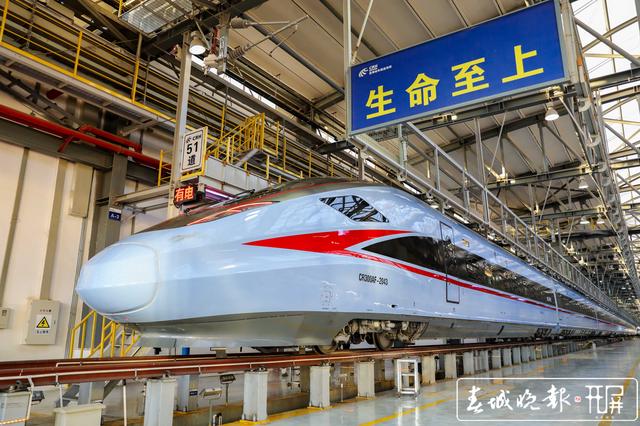 兩組時(shí)速250公里CR300AF型復(fù)興號(hào)動(dòng)車(chē)組抵達(dá)昆明，預(yù)計(jì)年底投入運(yùn)行 孫江葒 通訊員 鄧瑜 韋濟(jì)飛 攝影報(bào)道
