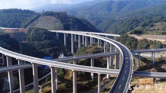 保瀘高速公路年底建成 (1)_副本.jpg