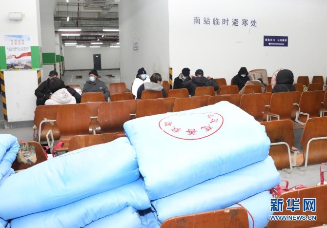 12月29日，被救助人員在上海南站臨時(shí)避寒處休息。