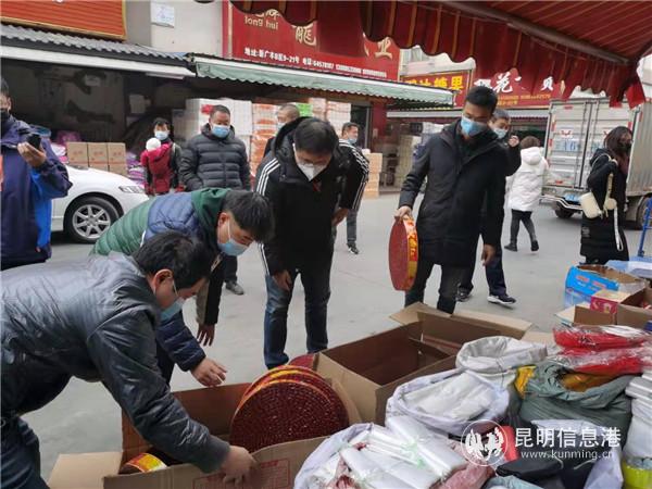 聯(lián)合抽檢小組對(duì)新廣豐市場(chǎng)進(jìn)行隨機(jī)抽檢。