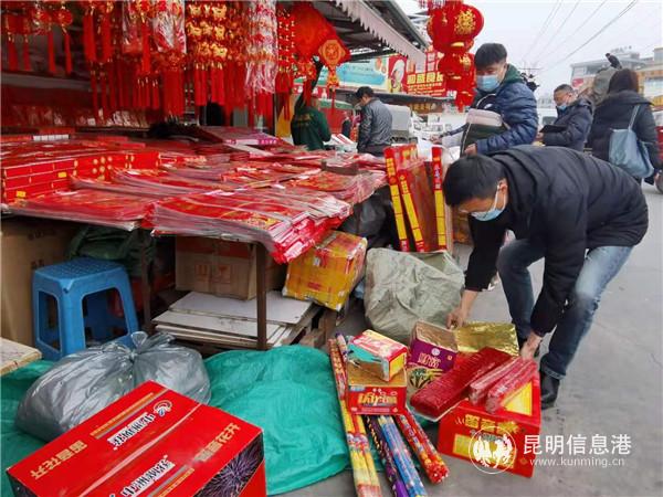 工作人員隨機(jī)抽檢現(xiàn)場(chǎng)。