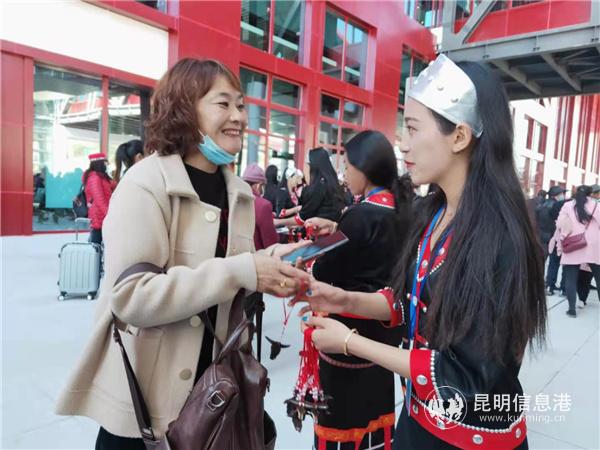 乘坐高鐵體驗(yàn)者羅友艷 乘坐高鐵體驗(yàn)者羅友艷