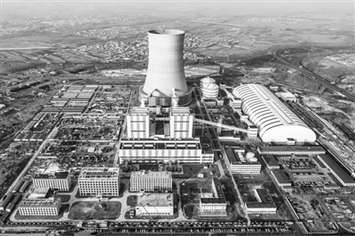 近年來為進(jìn)一步推進(jìn)地區(qū)大氣環(huán)境治理，有效解決供熱問題，河北秦皇島市關(guān)閉區(qū)域內(nèi)小機(jī)組和燃煤鍋爐，建設(shè)熱電聯(lián)產(chǎn)項(xiàng)目提高環(huán)境空氣質(zhì)量。圖為一期建設(shè)的兩臺(tái)35萬千瓦超臨界空冷燃煤供熱機(jī)組。 新華社記者 楊世堯攝