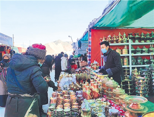前不久，群眾在雅礱物資交流會(huì)上采購商品。 本報(bào)記者 代 玲攝