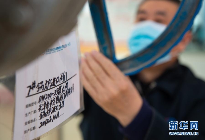 12月29日，北京熱力集團(tuán)朝陽第一分公司望京供熱服務(wù)站工作人員在鍋爐車間作業(yè)。當(dāng)日，入冬最強(qiáng)寒潮來襲，多地迎來今冬最寒冷天氣。新華社記者陳鐘昊 攝